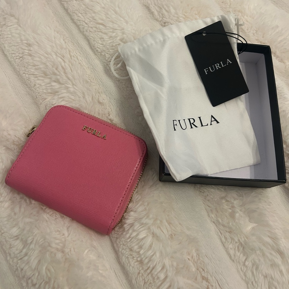 Furla Pink Leather Logo Bifold Wallet with zipper
GUC